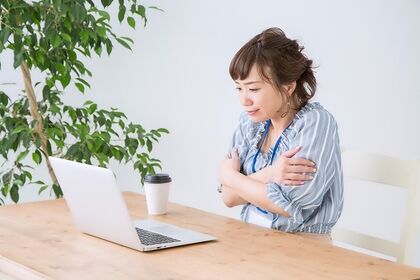 寒気がする女性1