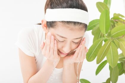洗顔をする女性1
