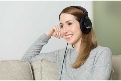 音楽を聴く女性