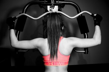 ジムで筋トレする女性