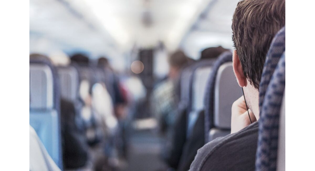 飛行機内